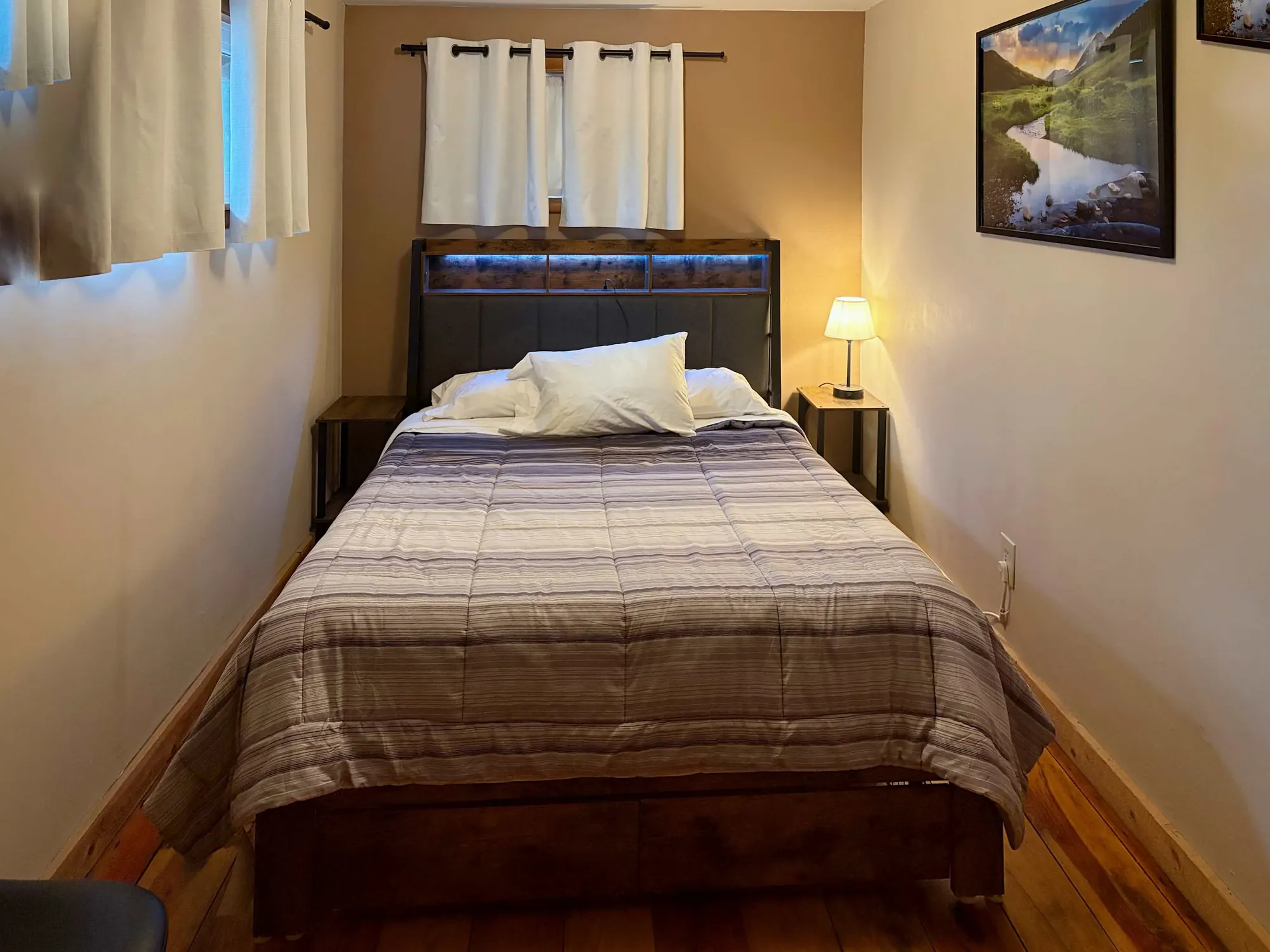 One of the two queen bedrooms in the River Cabin