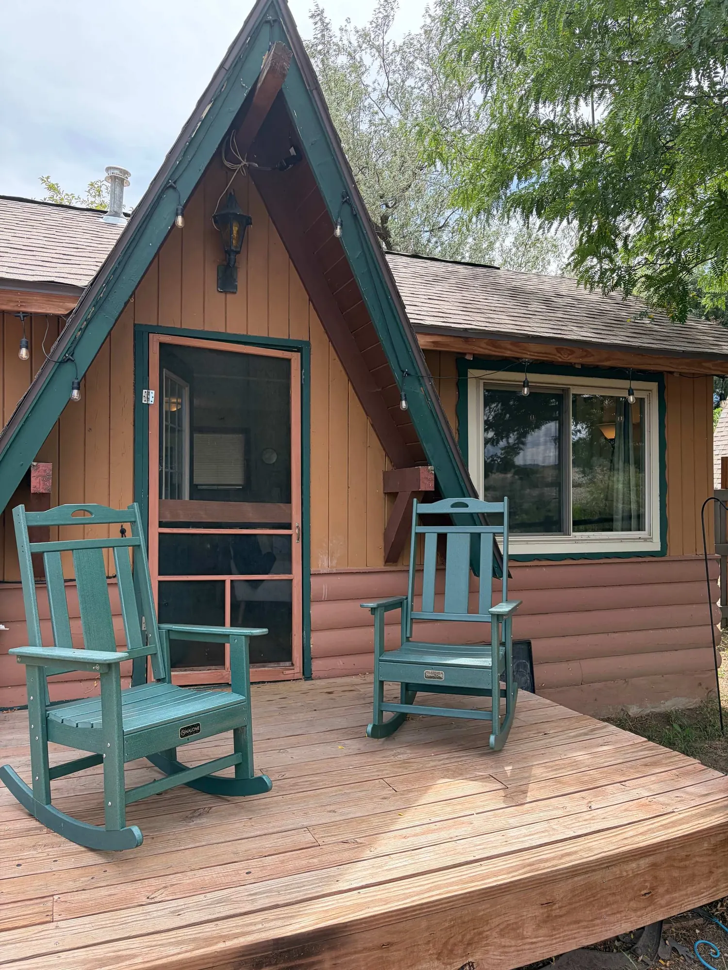 Outdoor deck at the River Cabin