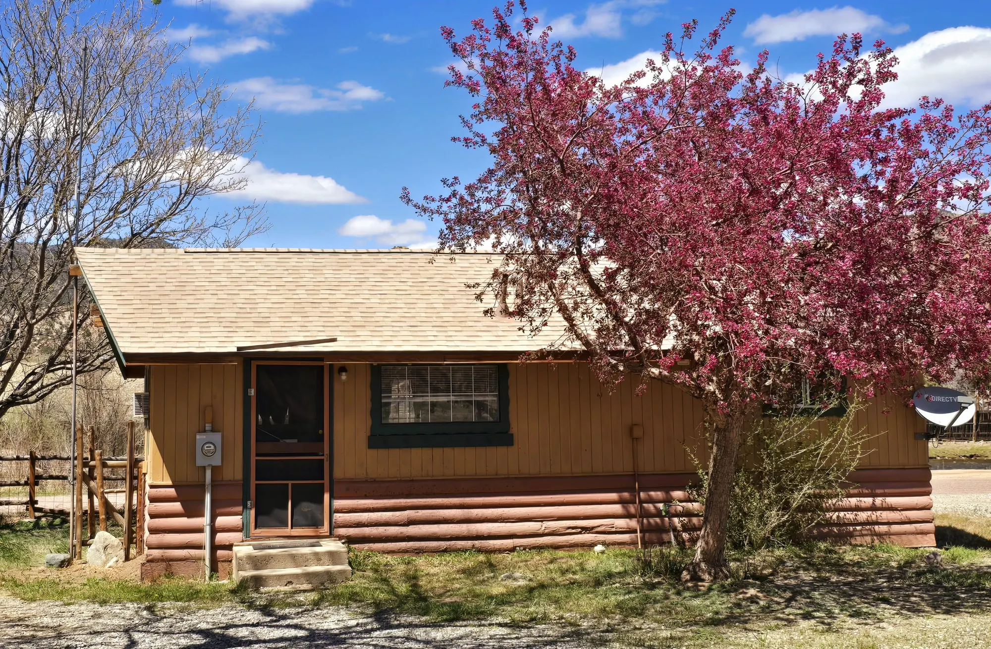 Exterior of the River Cabin at Dark Sky River Lodge